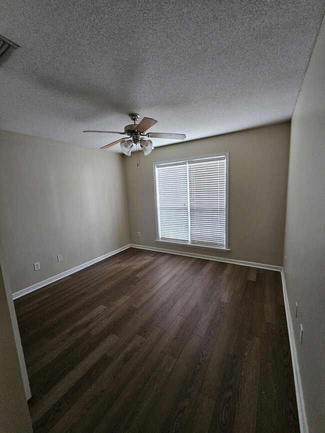 Building Photo - Charm & Convenience