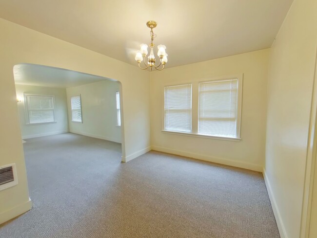 Building Photo - Large Classic Campus Home