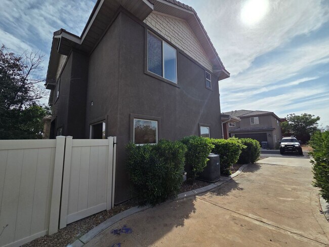 Building Photo - Shadow Ridge 3 Bedroom