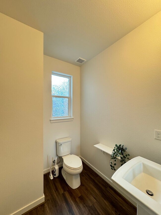 Building Photo - Luxury townhouse for rent