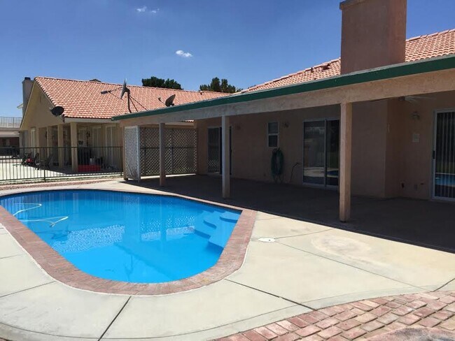 Building Photo - Available Now! Desired Location PLUS a Sparkling Pool!!!!