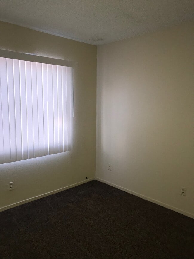 Building Photo - BEAUTIFUL 2 BEDS 1 1/2  BATHROOM APARTMENT PLUS 1 CAR GARAGE MLOVE IN SPECIAL