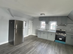 Building Photo - 327 N Maple Ave
