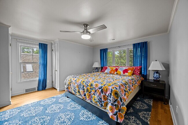 Building Photo - Charming Furnished Estate with Full-Servic...