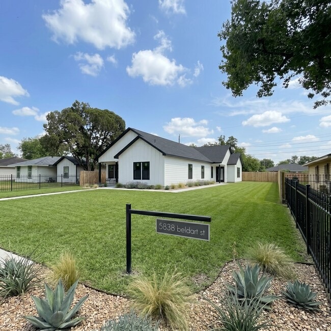 Building Photo - 5838 Beldart St