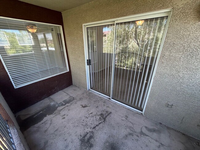 Building Photo - 2 BEDROOM / 2 FULL BATHROOMS LOCATES ON JO...
