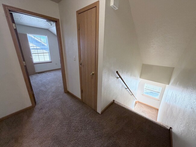 Building Photo - Spacious 3 Bedroom 2 Bath Townhome