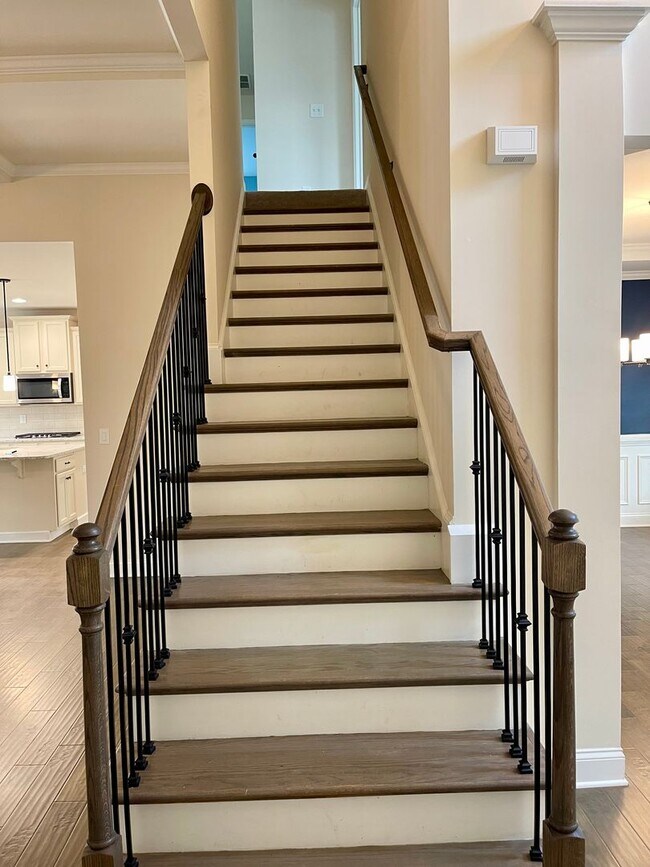 Building Photo - Gorgeous 5 bedroom 3.5 bath home in desira...