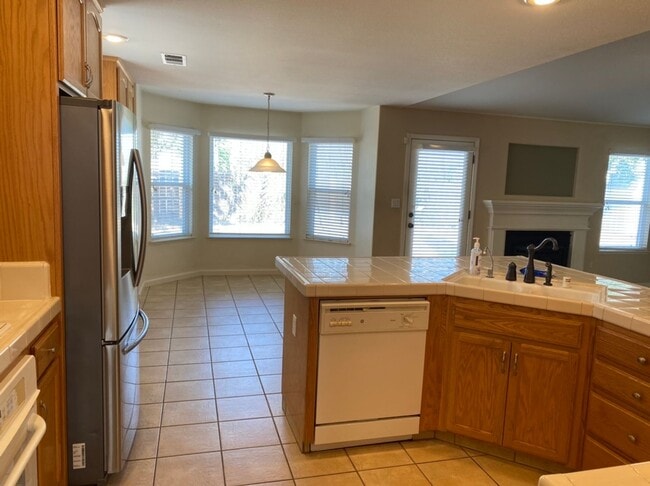 Building Photo - 4 bedroom single story in Manteca!