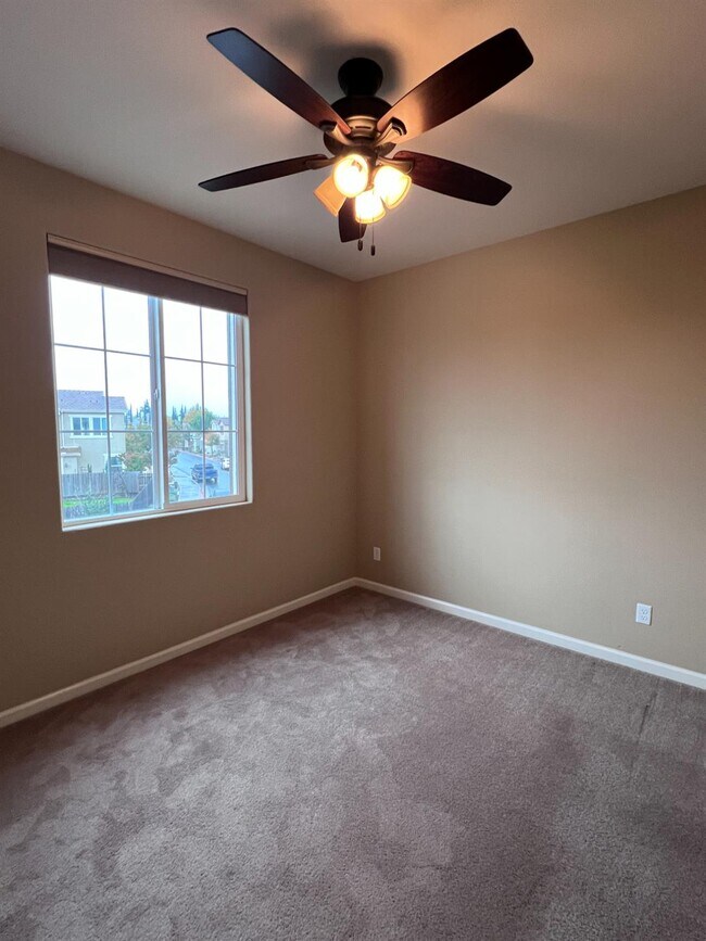 Building Photo - 2020 Makenna Dr