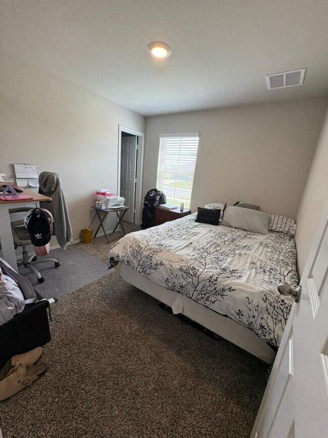 Building Photo - 4 Bedroom 2 Bath in Mesa Verde