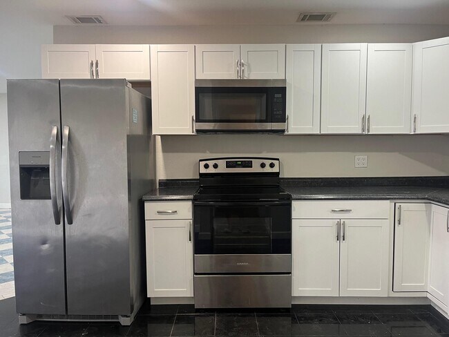 Building Photo - 838 SE Proctor Ln