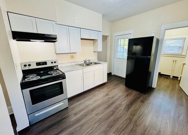 Building Photo - This home shines!