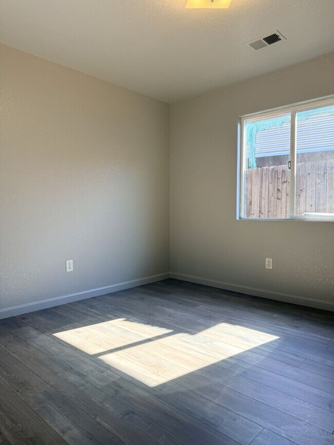 Building Photo - 4/2 with open floor plan Available NOW!!