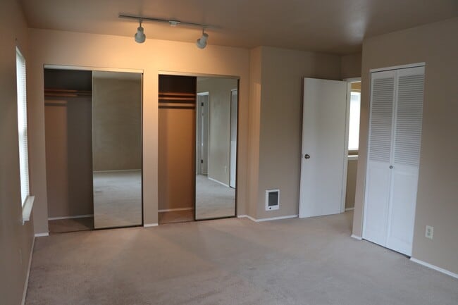 Building Photo - 3 Bed 2.5 Bath House In Leschi