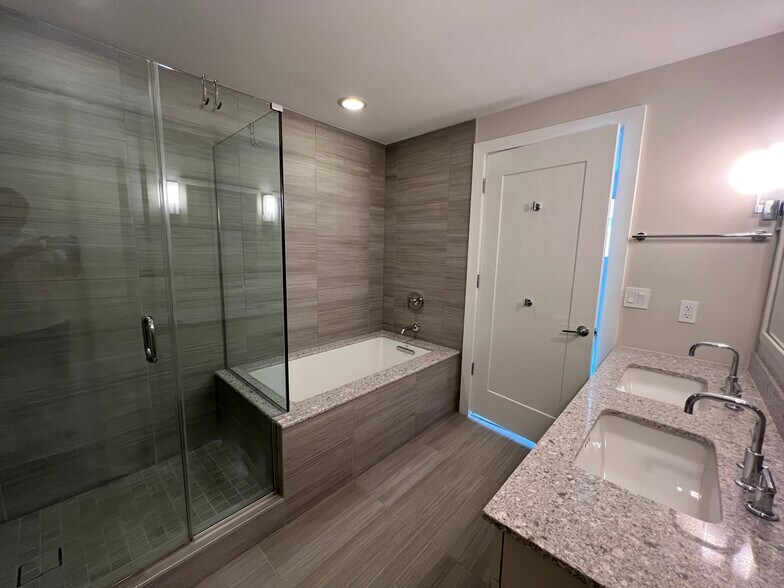 Separate shower/tub - 4960 Fairmont Ave