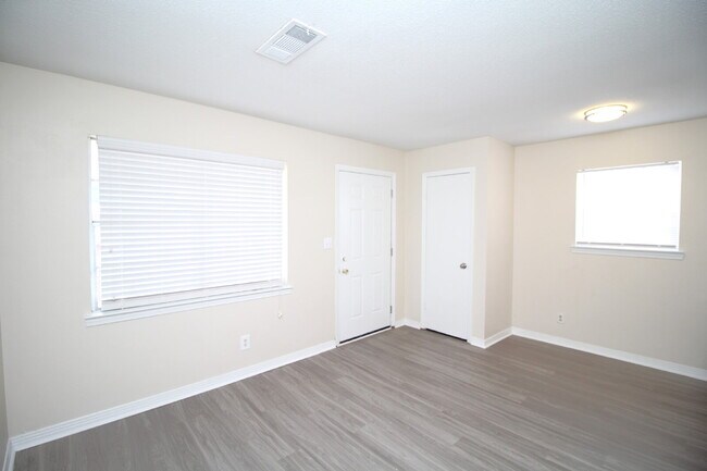 Building Photo - Affordable Updated 1BR Apartment with LVP Flooring, Modern Kitchen Finishes & Convenient Access t...