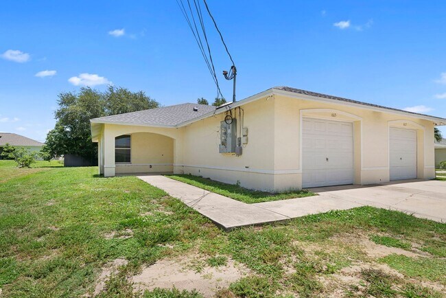 Building Photo - Beautifully updated duplex two bedrooms+ DEN, two bath in Cape Coral