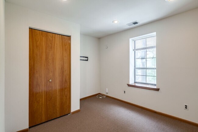 Building Photo - 617 S 18th St