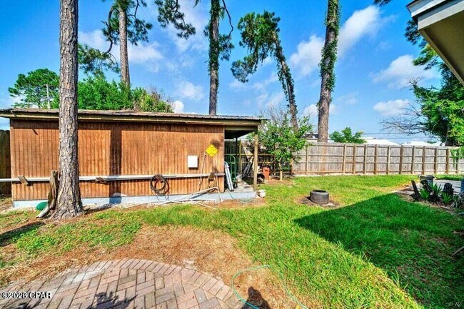 Building Photo - 350 Greenwood Cir