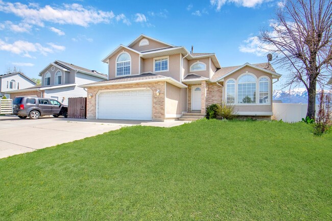 Building Photo - Amazing 4 Bed - 3.5 Bath, Pet-Friendly Lay...