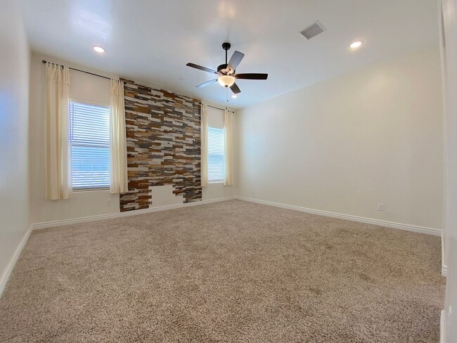 Building Photo - East El Paso 4 bed/ 2.5 Bath Refrig A/C
