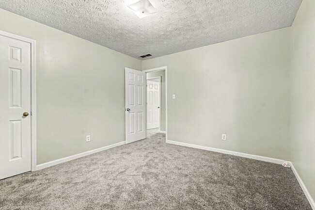 Building Photo - 3030 Green Meadow Ln