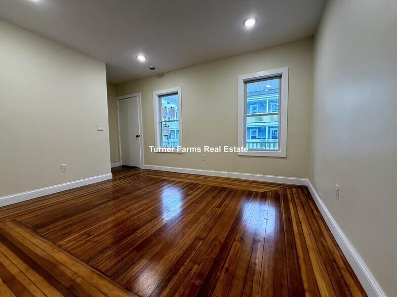 Building Photo - 5 Lowell Cir