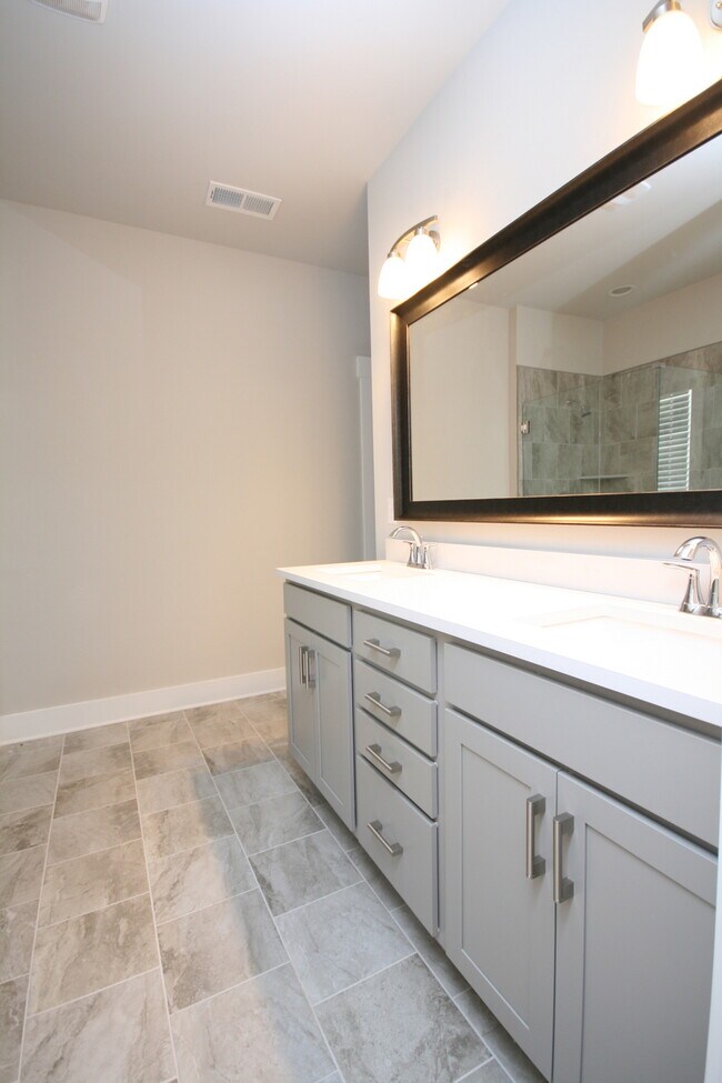 Building Photo - 707 Sluice Dr SW