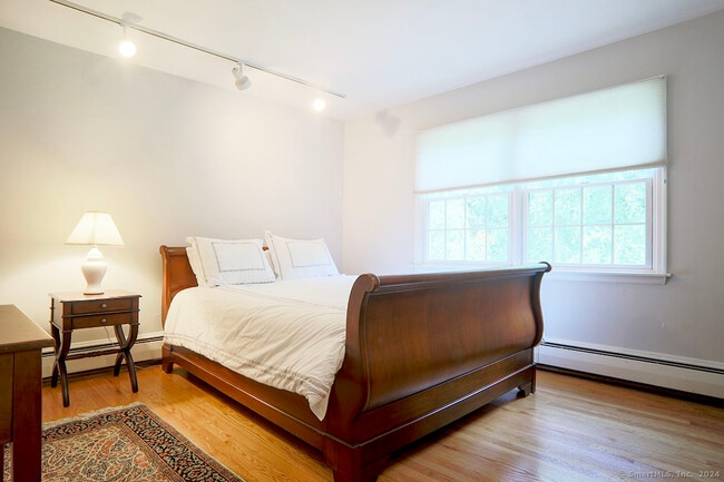 Building Photo - 11 Beechwood Ln