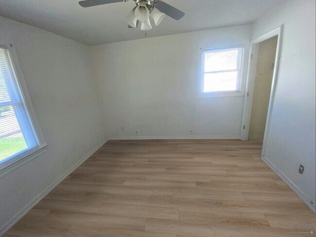 Building Photo - 811 Bella Ln