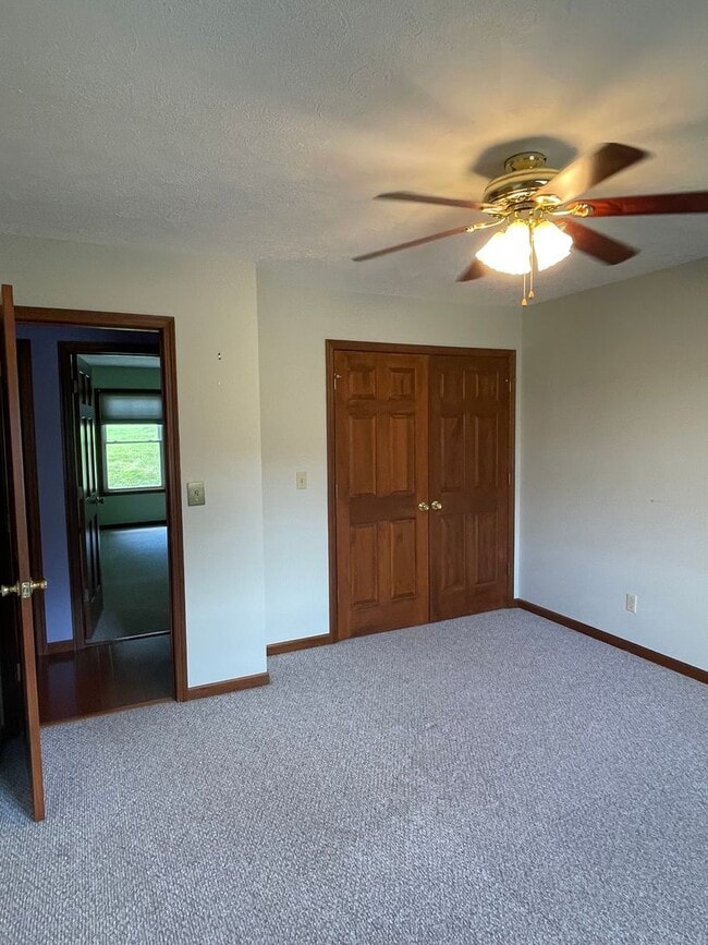 Building Photo - Three-Bedroom Two Bath Townhome in Charleston Cross Lanes Area