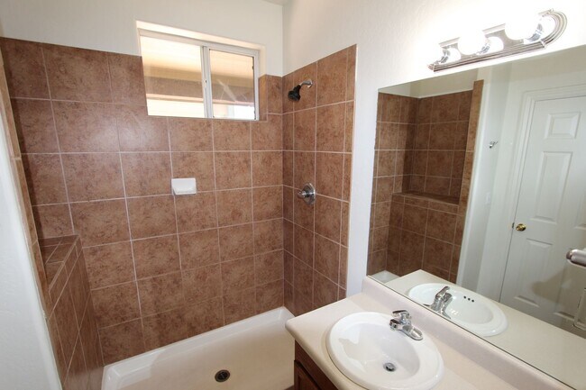 Building Photo - 1497 E Ivy Ln