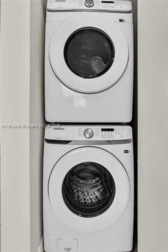 Building Photo - 700 NE 24th St