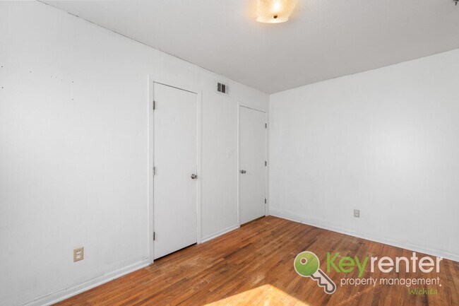 Building Photo - FIRST MONTH FREE! Cute 3 bedroom house near shopping, restaurants, and easy highway access!