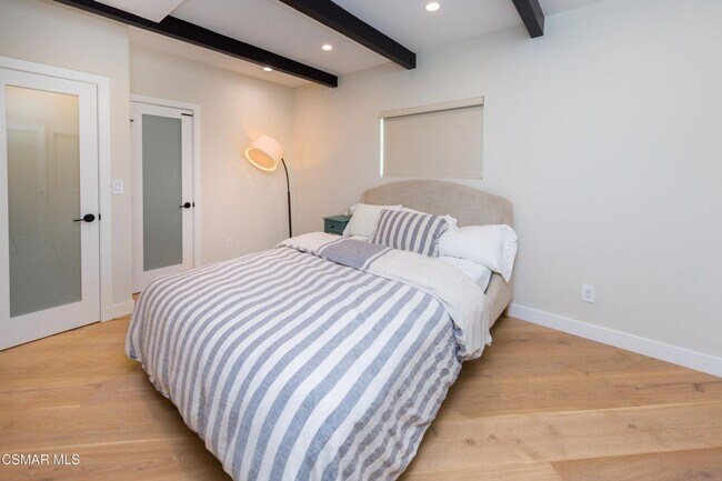 Building Photo - Must see this luxurious short-term, furnis...