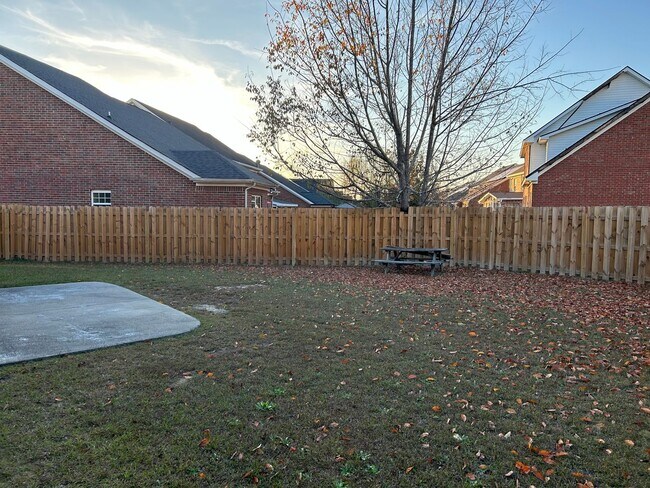 Building Photo - Spacious Family Rental in Prime Location