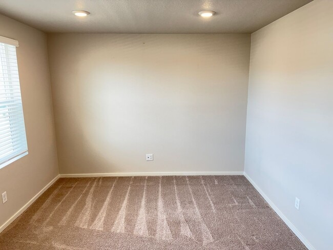 Building Photo - Newer 3 bedroom 2.5 bathroom house!