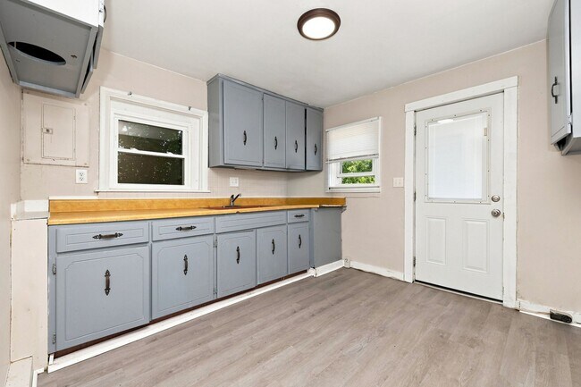 Building Photo - Two bedroom one bathroom single home in Springfield!