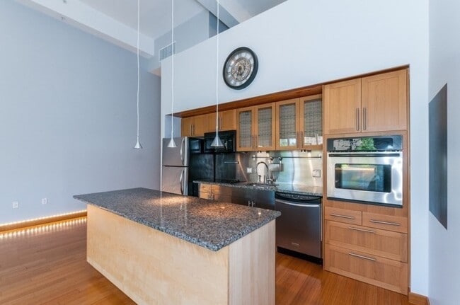 Building Photo - 290 Pleasant St