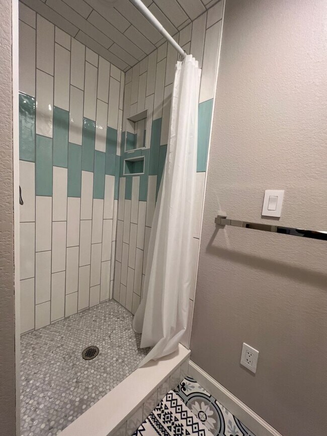 Building Photo - 4-Bedroom Gem in Erie: Modern Luxury, Ideal Space! Available March