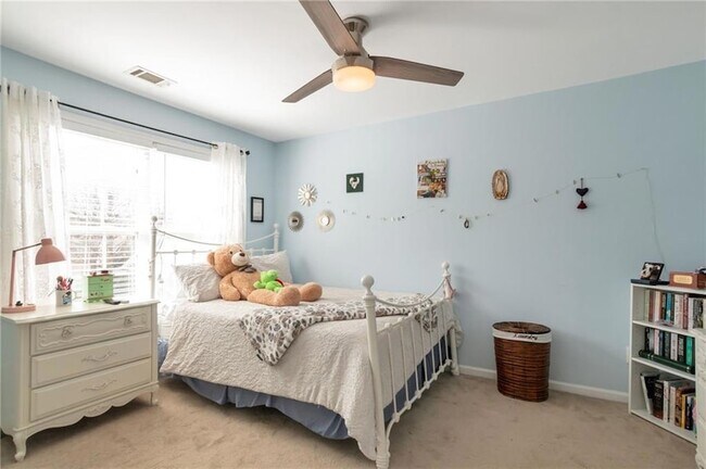 Building Photo - 1565 Hedington Cir SE