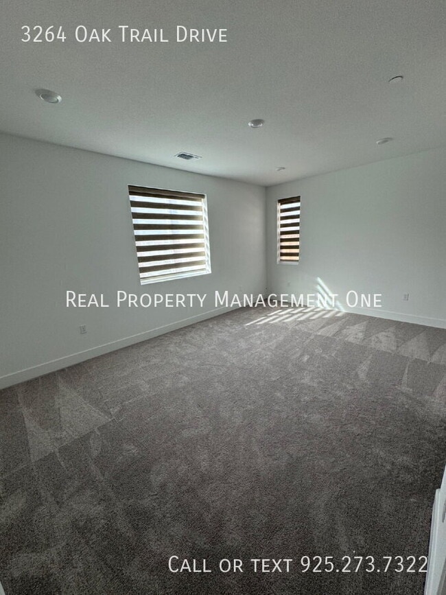 Building Photo - 3264 Oak Trl Dr