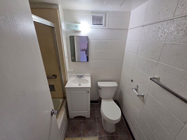 Building Photo - Ground floor Beach front Studio - Pokai Bay Beach Cabanas