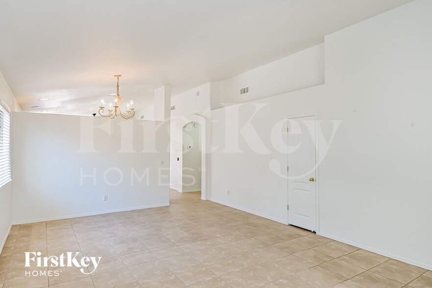 Building Photo - 2367 W Rousseau St