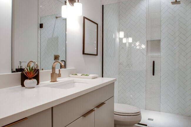 Building Photo - 2807 Delaware Ave