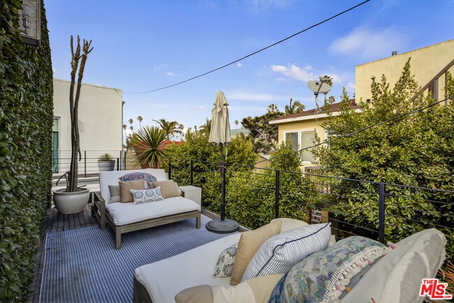 Building Photo - 814 Crestmoore Pl