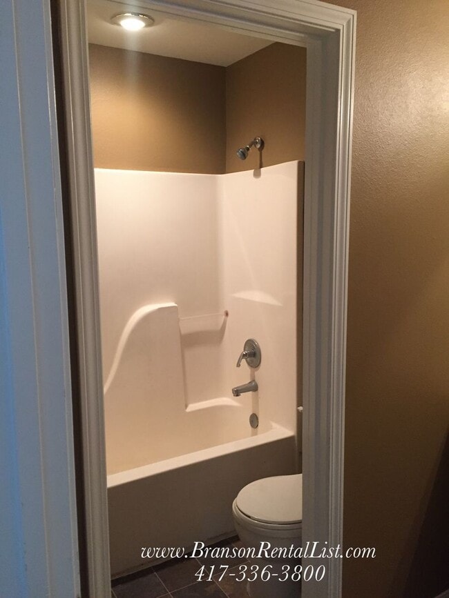 Building Photo - Large 5 Bedroom with lawn care and a commu...