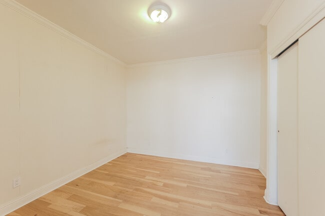 Building Photo - 614 7th Ave