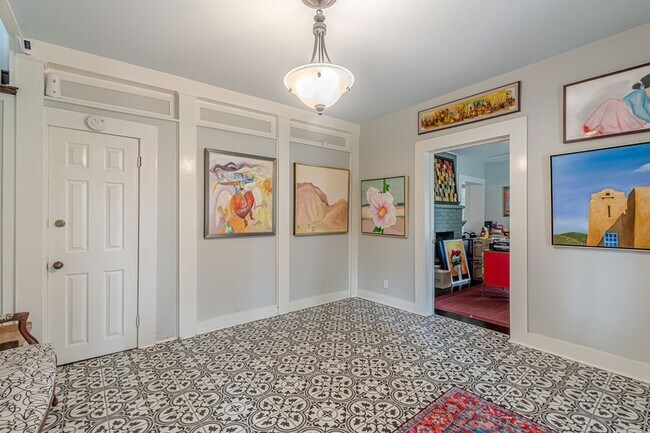 Building Photo - 311 W Mistletoe Ave